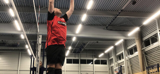 Steevast nestelt zich nog steviger aan de kop Steevast nestelt zich nog steviger aan de kop